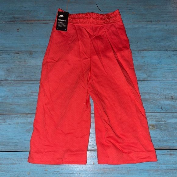 NEW Nike Sportswear Tech Fleece Womens Capri Pants Long Shorts 832648 602 - Picture 3 of 4